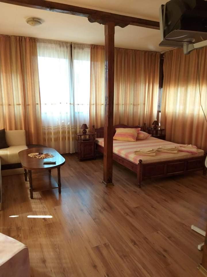 Guest House Ambrozia 코텔 외부 사진
